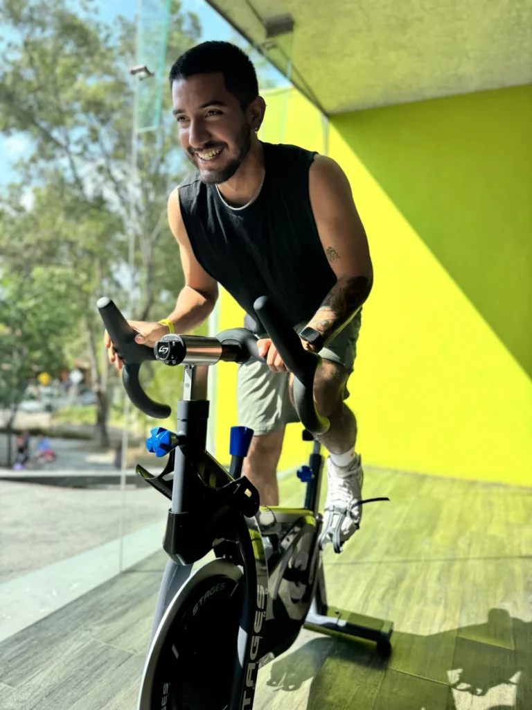 Adulto haciendo spinning